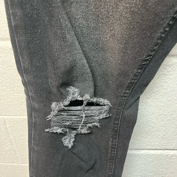 Forever 21 Men's Black Ripped Skinny Jeans - Picture 2 of 6